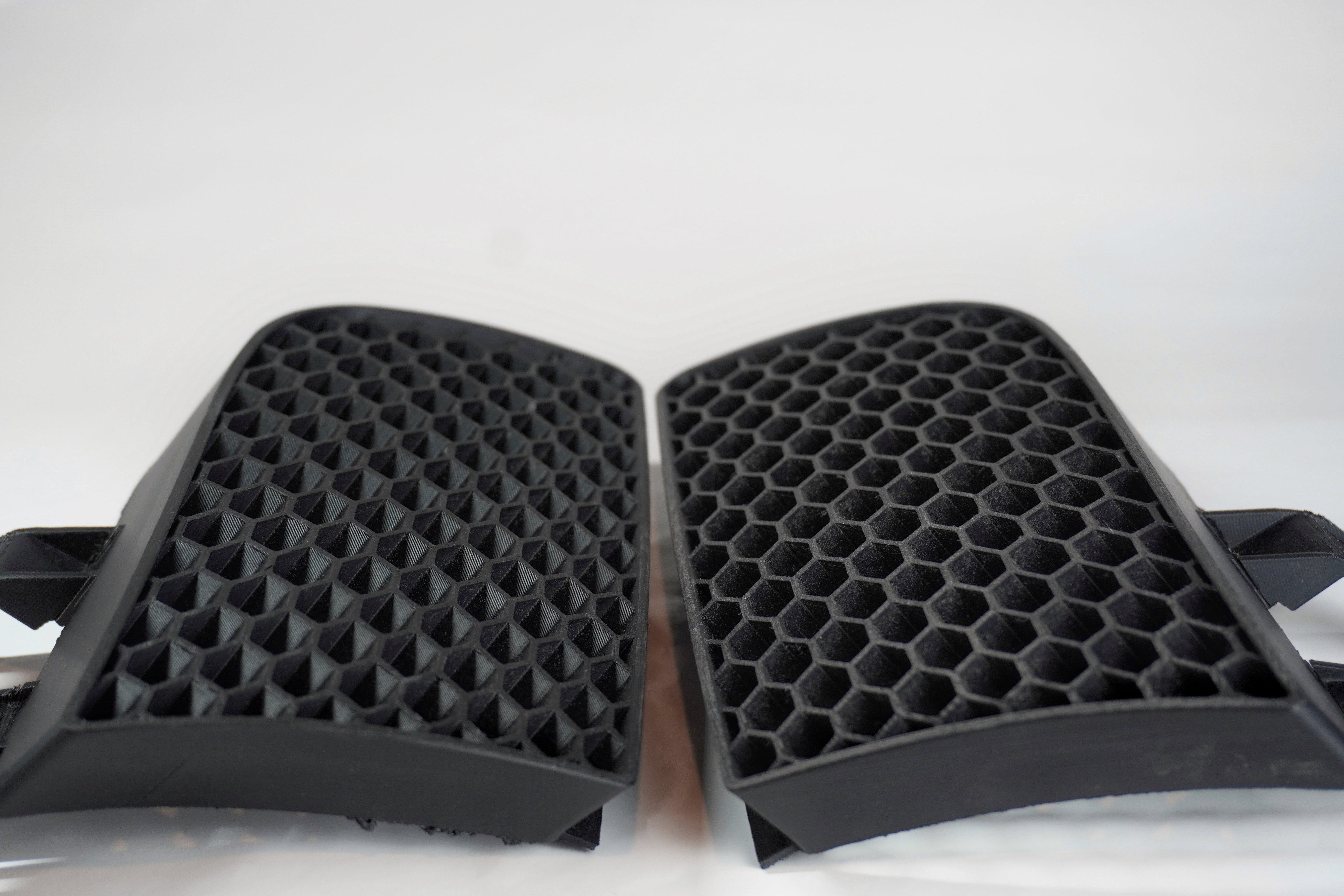 Upper Side Grille Hexagons compatible with Seat Leon M1/MK1/FR